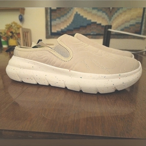 SOLD Dearfoams sneakers - Picture 2 of 8